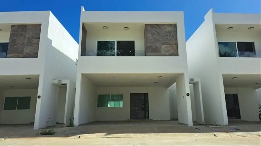 Fachada de 3 casas de 2 niveles en Villas Bonanza