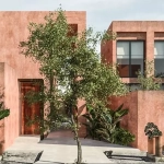 Facade of a house with a tree in front at Casa Valkimia