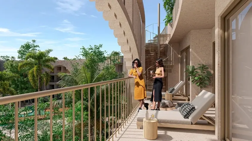 Dos mujeres tomando el sol en una terraza en Coko Tulum