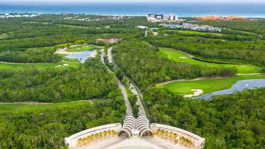 Vista aerea de la entrada principal y el campo de golf en Punta Laguna