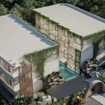 Vista aerea de un desarrollo inmobiliario nuevo con alberca en medio en Mizu Tulum