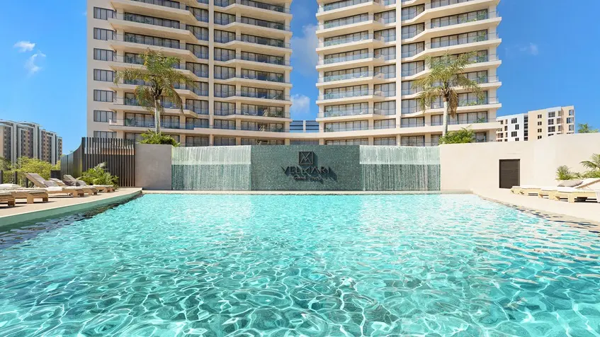 Piscina con camastros Vellmari Grand Living Puerto Cancún.