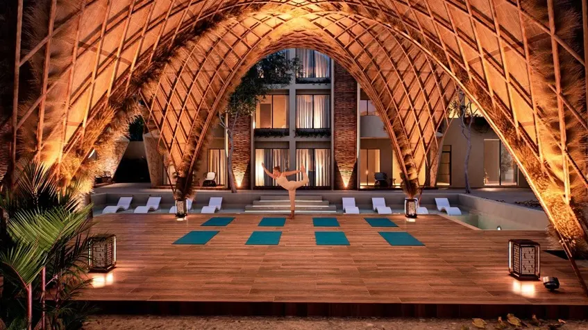 Un area de Yoga con tapetes y una alberca en Naia Uhm Tulum