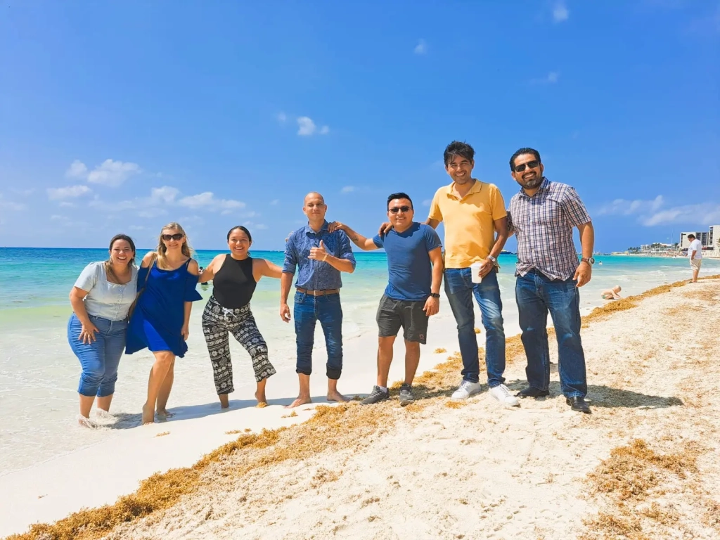 Equipo plalla real estate conviviendo en la playa