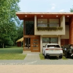Une façade d'une maison avec deux voitures garées à Villas Cercle Tulum