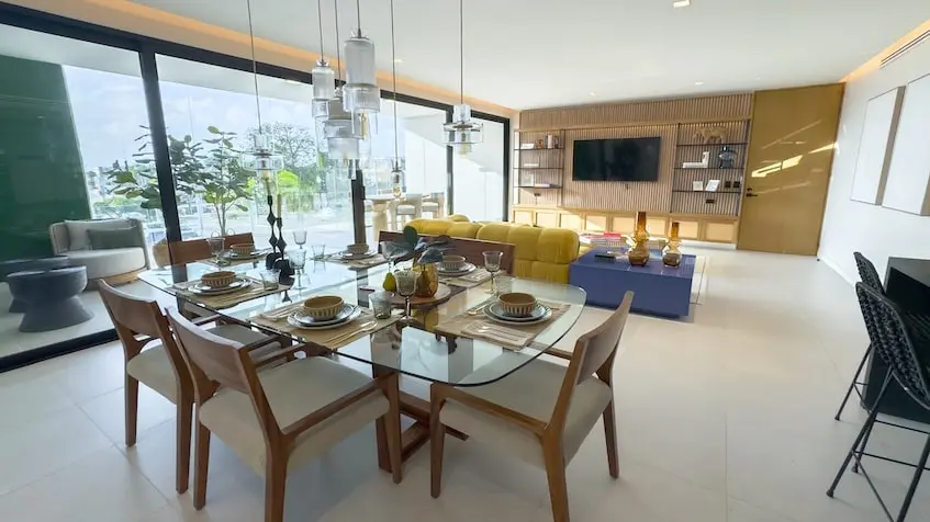 Sala con comedor y TV en Macondo Playacar Playa del Carmen