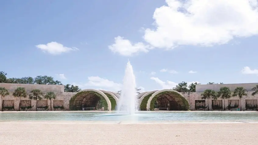 Façade d'une entrée principale à El Amate Playa del Carmen