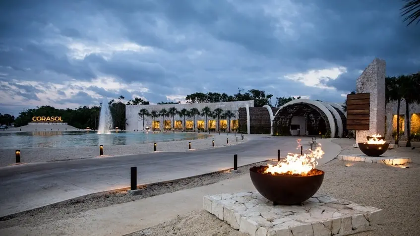 Une entrée principale avec des foyers et une grande cascade à El Amate Playa del Carmen