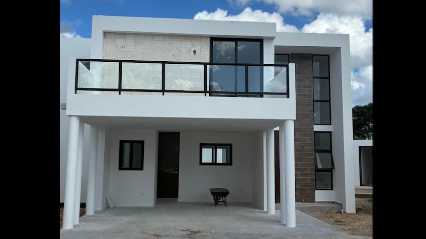 Fachada casa doble altura en Casa Adara Mérida