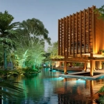 Una fachada de una entrada principal, arboles y una laguna en Puerto 369 Puerto Morelos
