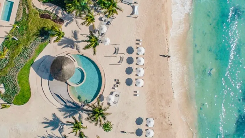 Vue aérienne d'un club de plage à El Amate Playa del Carmen