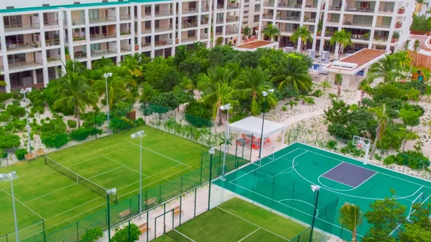 Terrains de sport devant La Amada Residences Playa Mujeres