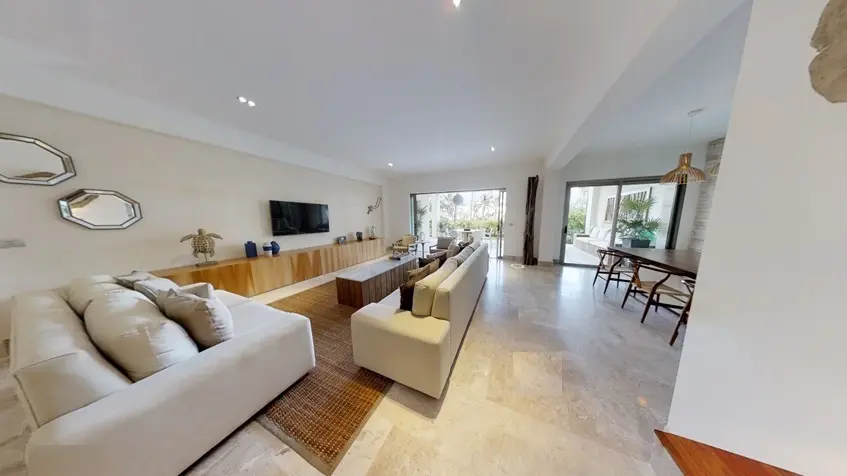 Salon du rez-de-chaussée avec télévision et canapés La Amada Residences Playa Mujeres