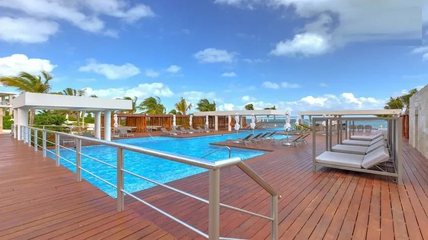 une piscine et un club de plage à l'amada residences playa mujeres