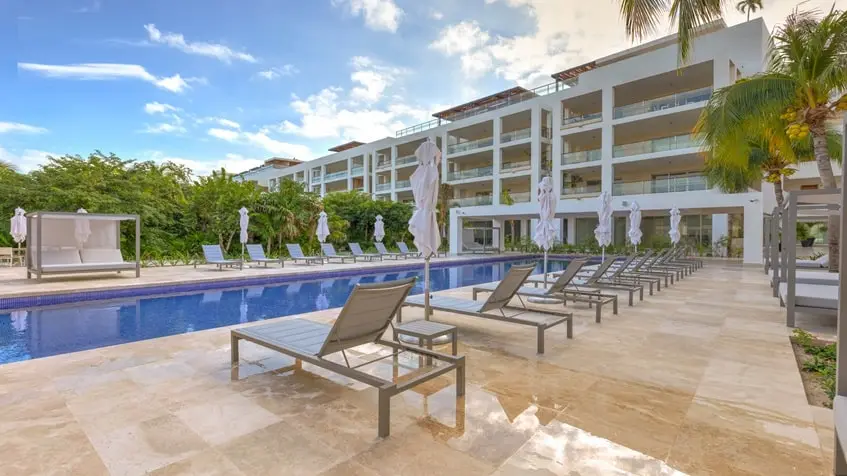 piscine avec chaises longues de l'amada residences playa mujeres