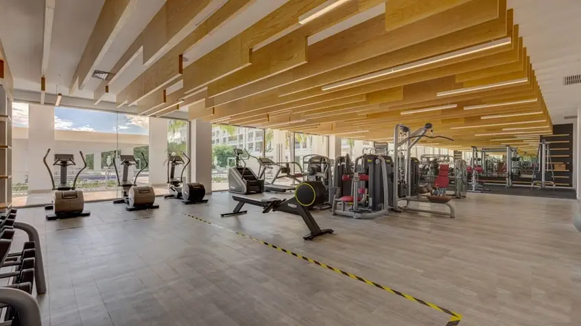 une salle de sport à l'amada residences playa mujeres