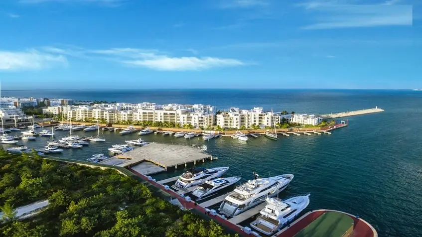 vue aerienne d'un yacht club surplombant la mer a l'amada residences playa mujeres
