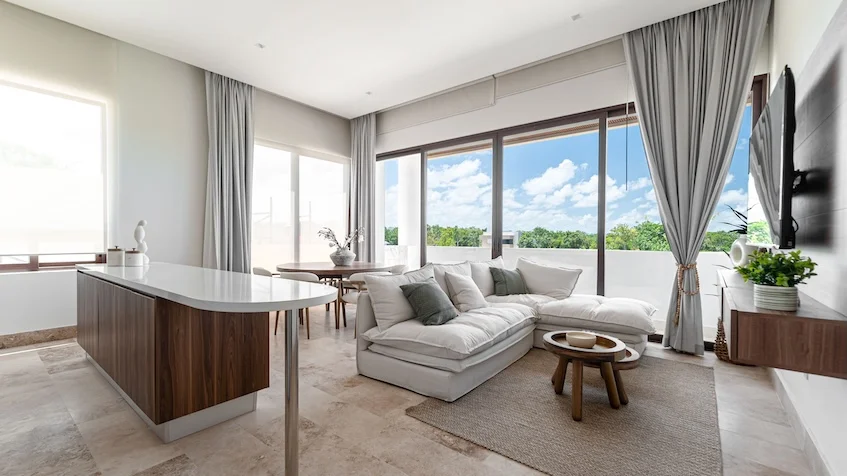 Sala con barra isla blanca en Isla Blanca Residences Cancun