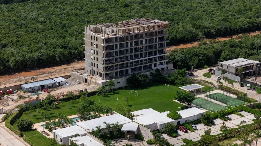 Vista aerea edificio amenidades Isla Blanca Residences Cancun