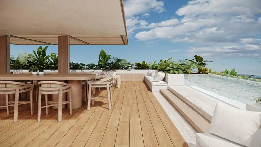Una terraza con mesa y sillas en Costera Playa del Carmen