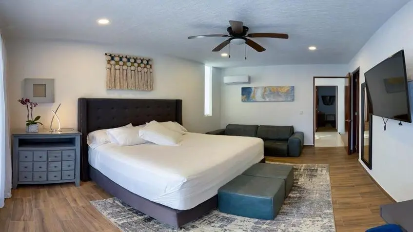 Interior de una recámara con TV en Casa senderos Mayakoba Playa del Carmen
