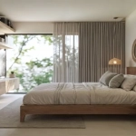 Une chambre avec lit et télévision au Macondo Punta Esmeralda Playa del Carmen