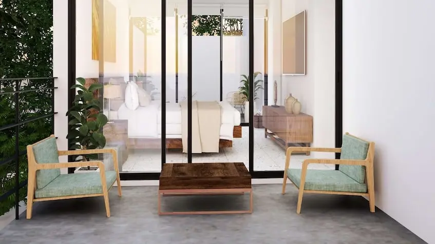 Una sala con puertas de cristal y sillas en Casa Sevilla Playa del Carmen