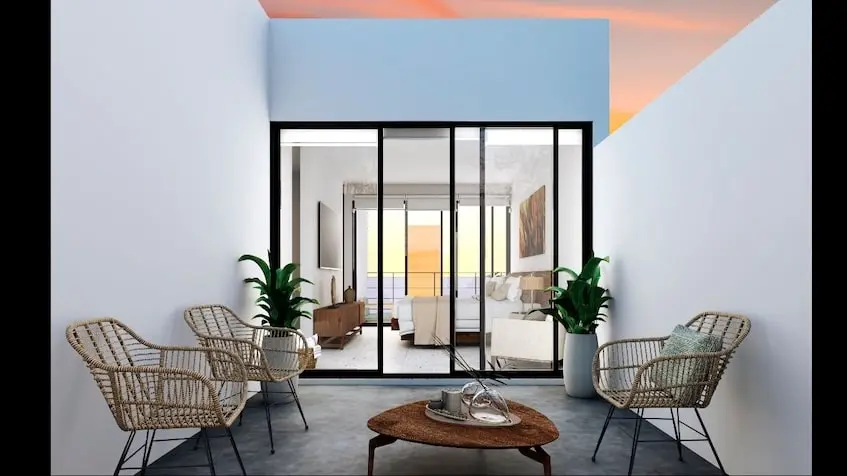 Un patio con sillas y una mesa en Casa Sevilla Playa del Carmen