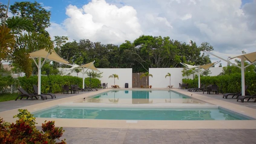 Vista completa alberca en Samala  Playa del Carmen