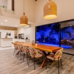 Salle à manger avec cuisine donnant sur la piscine de la Casa Sueño Tulum