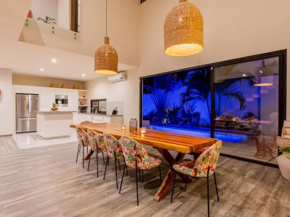 Un Comedor con cocina con vista a la alberca en Casa Sueño Tulum