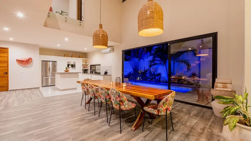 Un Comedor con cocina con vista a la alberca en Casa Sueño Tulum
