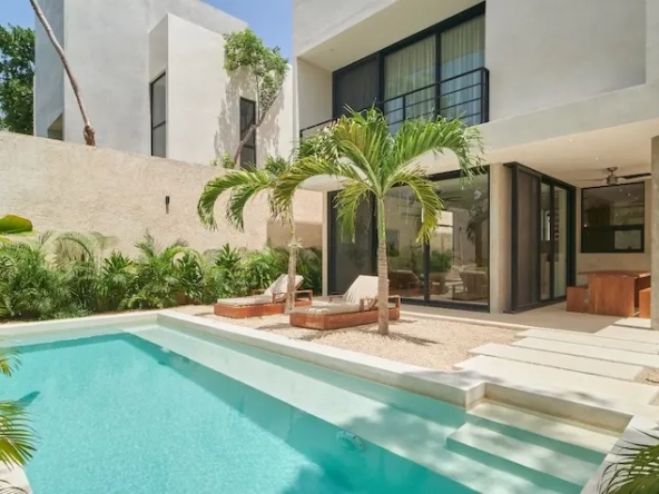Fachada casa con alberca de Flora Fauna Tulum