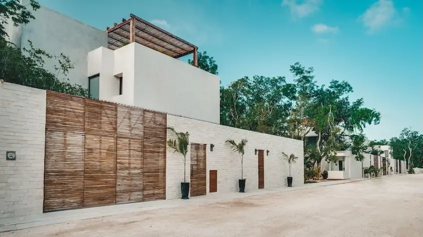 Fachada lateral en Casa Chachalaca Tulum