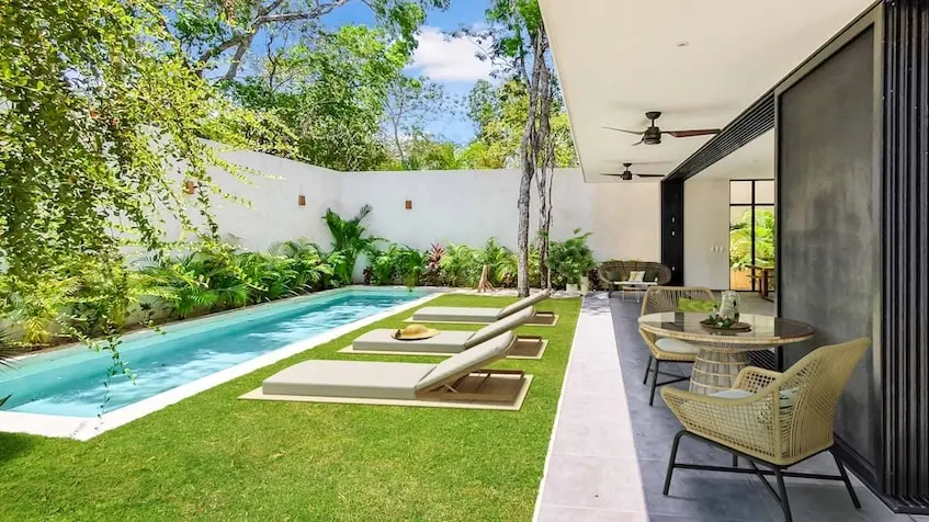 Jardín con alberca en Flora Fauna Tulum