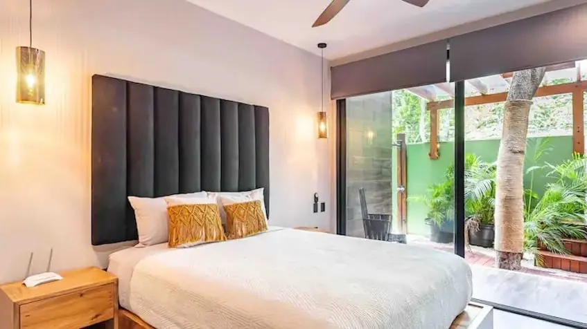 Chambre avec de grandes fenêtres à Aguasanta Tulum
