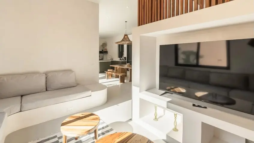 Living room with tv in Casa Tabarka Tulum