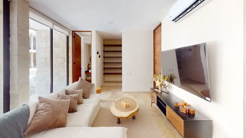 Sala con tv con escaleras Baktun Tulum