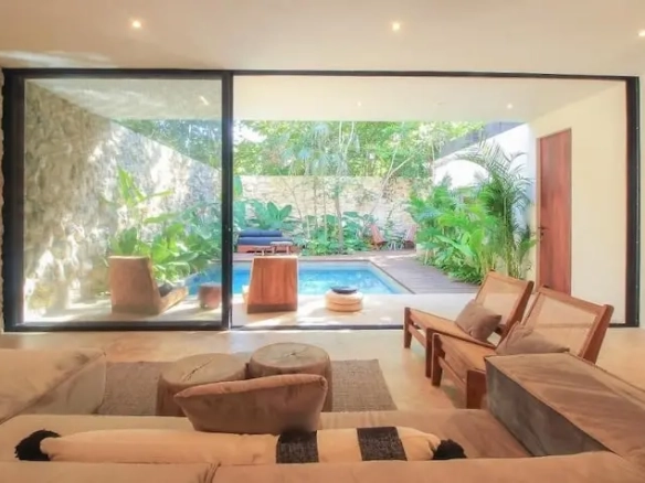 Sala con vista a la alberca en Villa Kaan Tulum