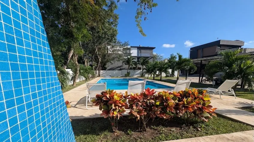 Swimming pool with garden in Encuentro Residencial Playa del Carmen