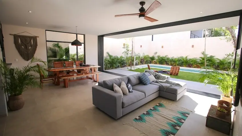 Un jardín en casa cocodrilo en Flora Fauna Tulum