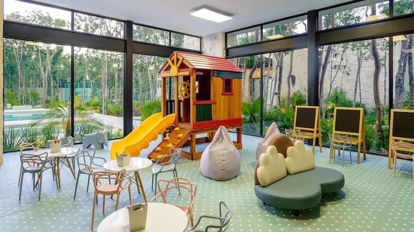 Espacio de niños con juegos en Casa Arenas Valenia Playa del Carmen