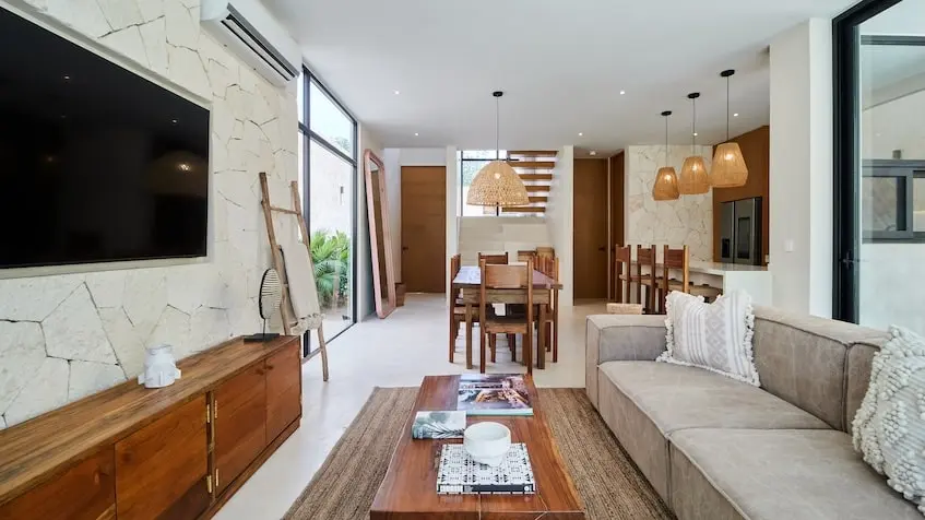 Sala con TV y comedor en Flora Fauna Tulum