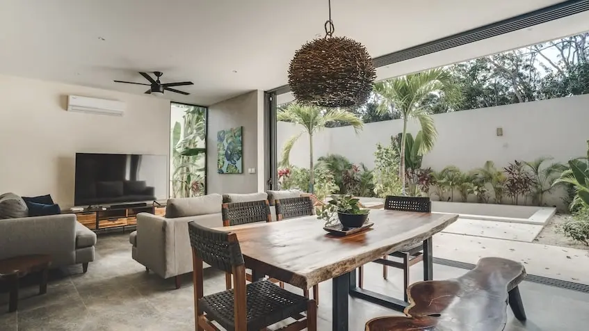 Sala con TV en Flora Fauna Tulum