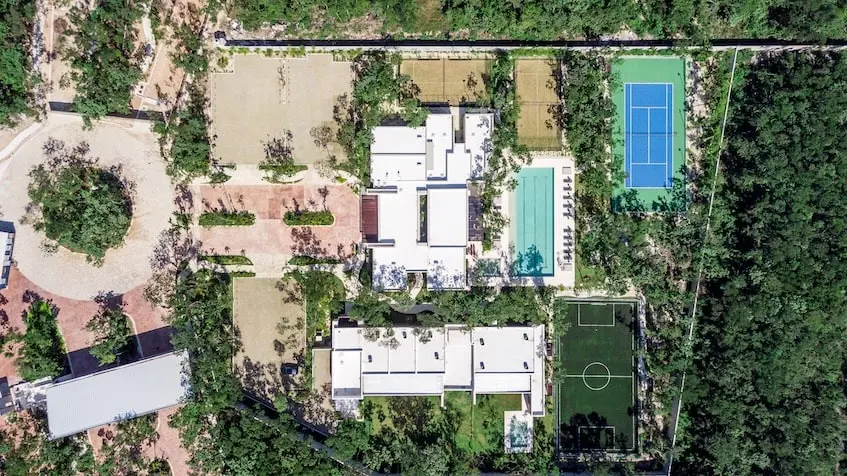 Vista aerea amenidaes Casa Arenas Valenia Playa del Carmen