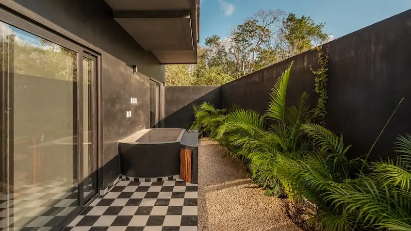 Un Jacuzzi en Hoja Santa Tulum