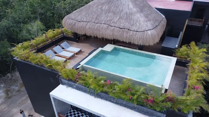 Terraza con alberca en Hoja Santa Tulum