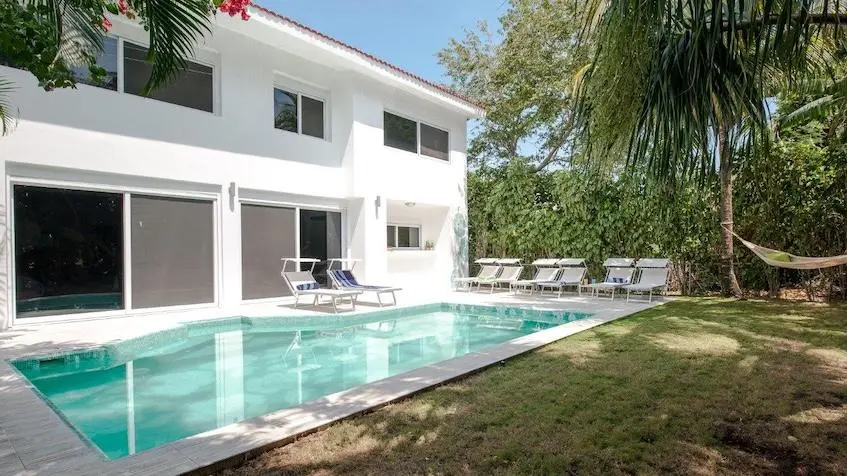 Piscine avec chaises à la Villa Belfiore Playacar Playa del Carmen