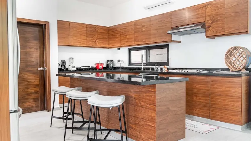 Una cocina y sillas en la Casa en Venta en Senderos Mayakoba en Playa del Carmen