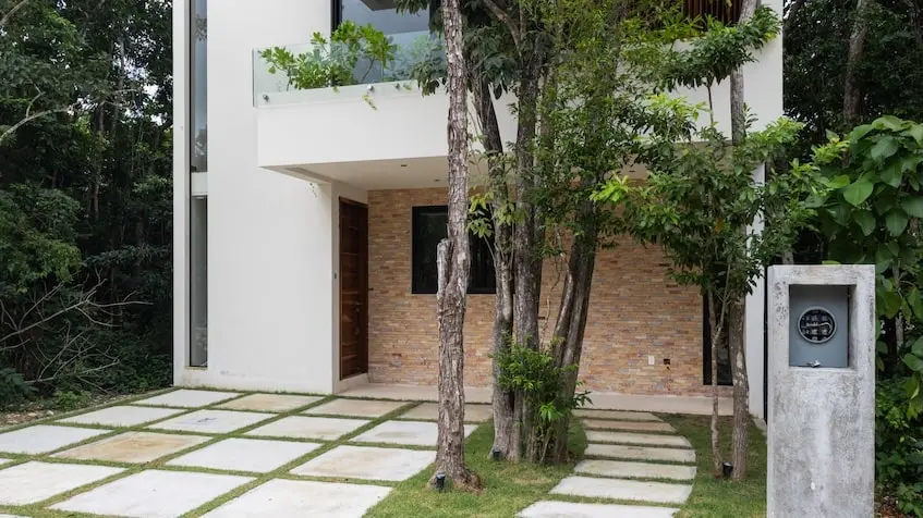 Fachada con un arbol en Casa itzamna Mayakoba